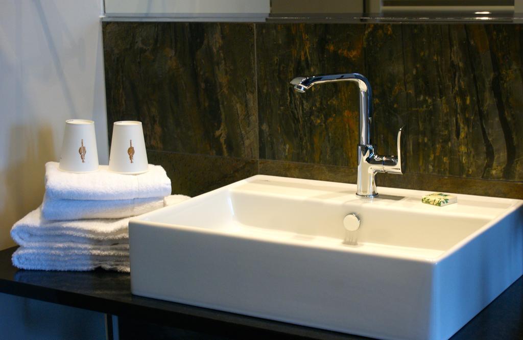 Emmerich Hotel Goerlitz Habitación foto A modern lavatory