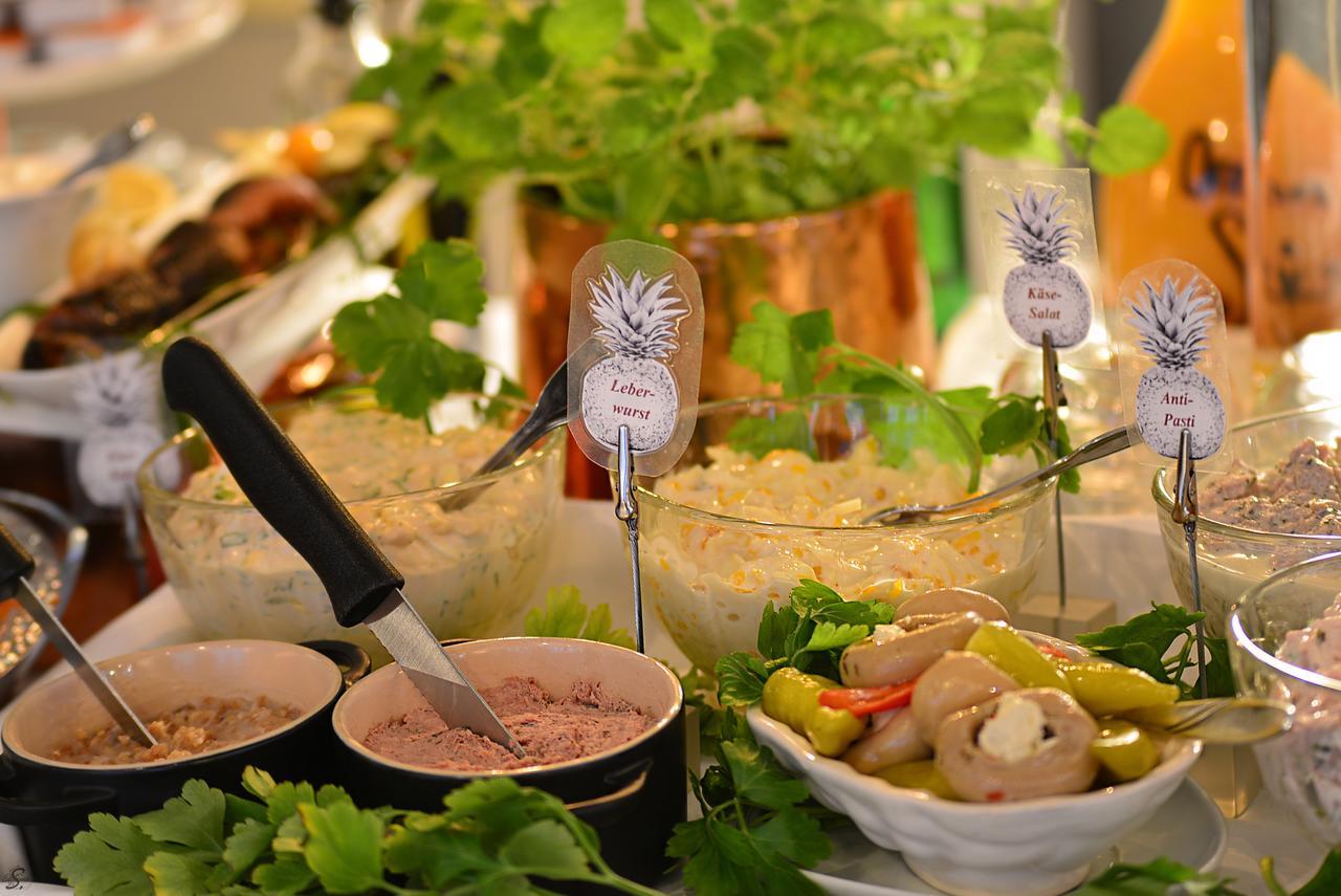 Emmerich Hotel Goerlitz Exterior foto A buffet with a selection of food